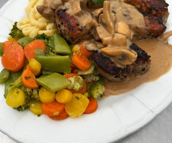 Schweinemedallions-Butterspaetzle-buntes-Gemuese